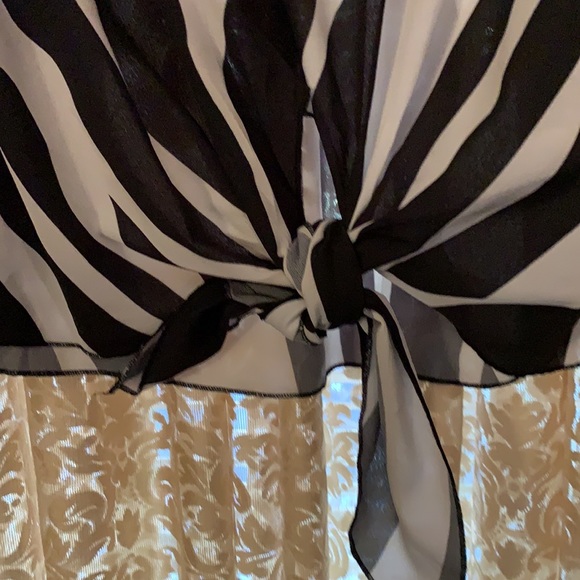 BLACK/WHITE POP OVER TOP WITH SPLIT FLUTTER SLEEVES:SZ L ( no tags) TIE FRONT - Picture 4 of 6